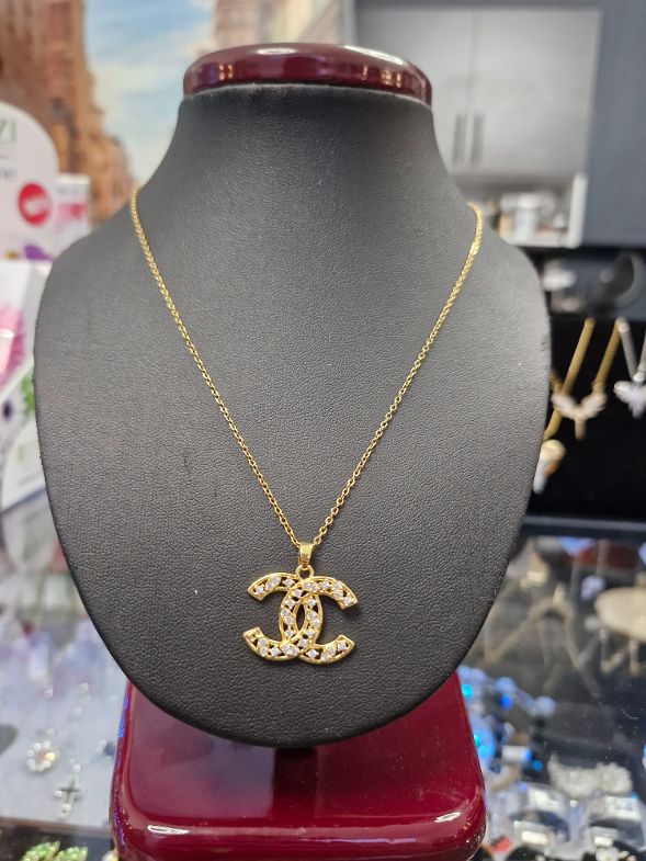 Naszyjnik z elegancką zawieszką – w stylu Chanel