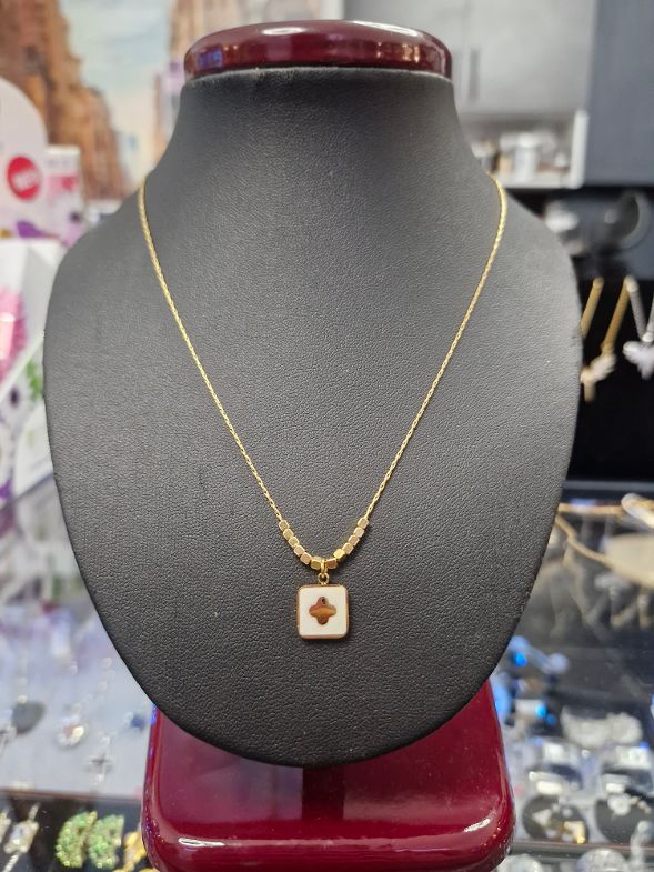 Naszyjnik kwadrat z koniczynką – masa perłowa, stal chirurgiczna